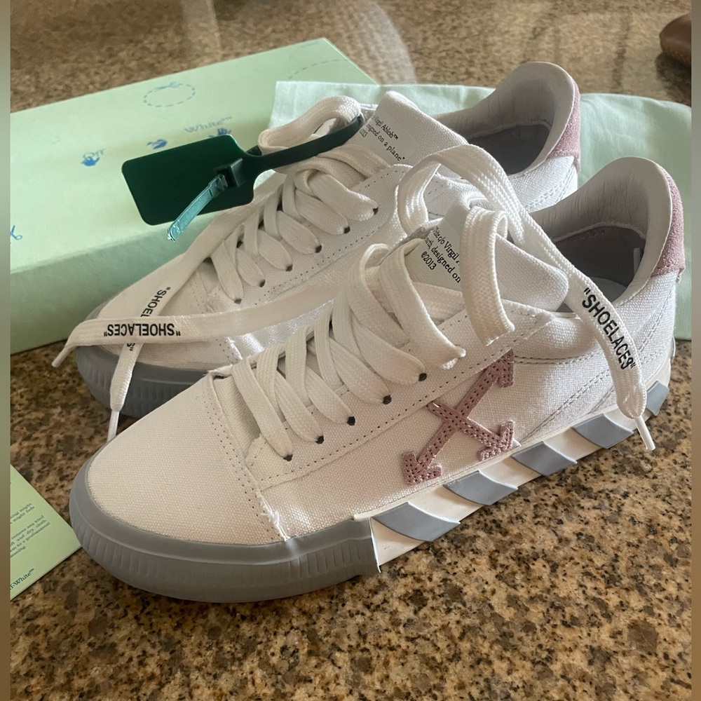 OFF-WHITE Vulc Low Canvas 
White Light Pink Grey
Worn twice
FREE shipping